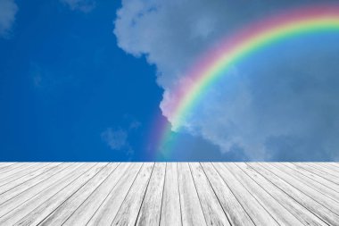 Ahşap Teras ve rainbow ile mavi gökyüzü bulut