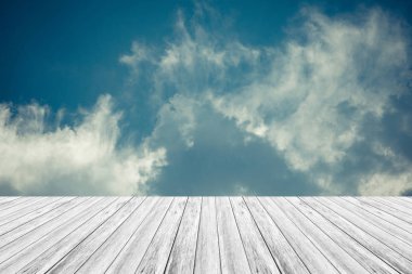 Mavi gökyüzü bulut ile ahşap Teras, vintage tarzı sürecinde