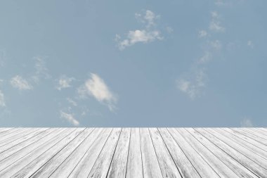 Mavi gökyüzü bulut ile ahşap Teras