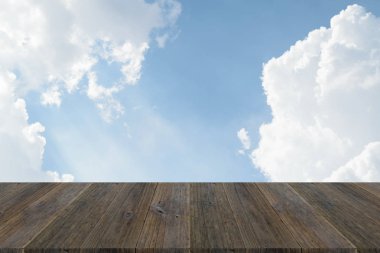 Mavi gökyüzü bulut ile ahşap Teras