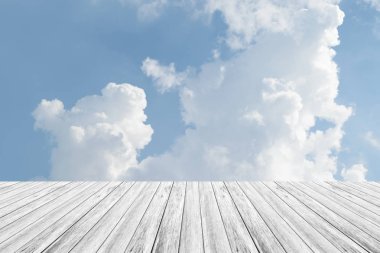 Mavi gökyüzü bulut ile ahşap Teras