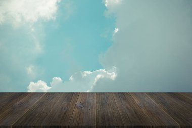 Mavi gökyüzü bulut ile ahşap Teras, vintage tarzı sürecinde