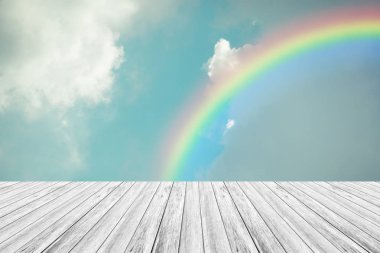 Ahşap Teras ve gökkuşağı gökyüzü bulut mavi, vintag içinde işlem