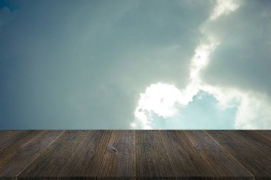 Mavi gökyüzü bulut ile ahşap Teras, vintage tarzı sürecinde