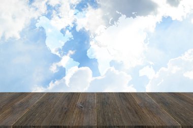 Mavi gökyüzü bulut ahşap Teras ve dünya ile harita