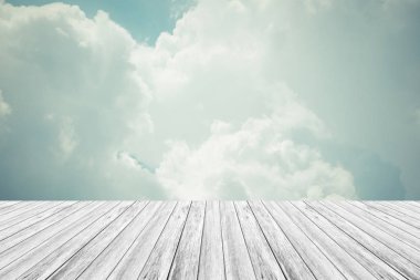 Mavi gökyüzü bulut ile ahşap Teras, vintage tarzı sürecinde