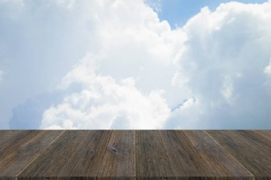 Mavi gökyüzü bulut ile ahşap Teras