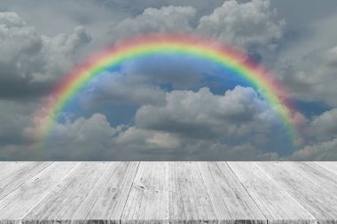 Ahşap Teras ve rainbow ile mavi gökyüzü bulut