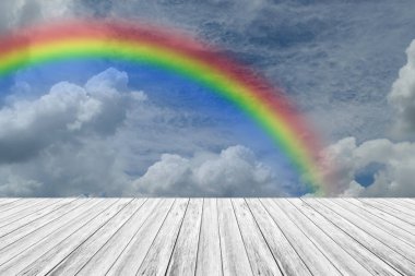 ahşap Teras ve rainbow ile mavi gökyüzü