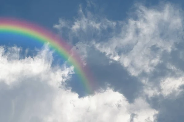 Nuvola di cielo blu con arcobaleno — Foto Stock