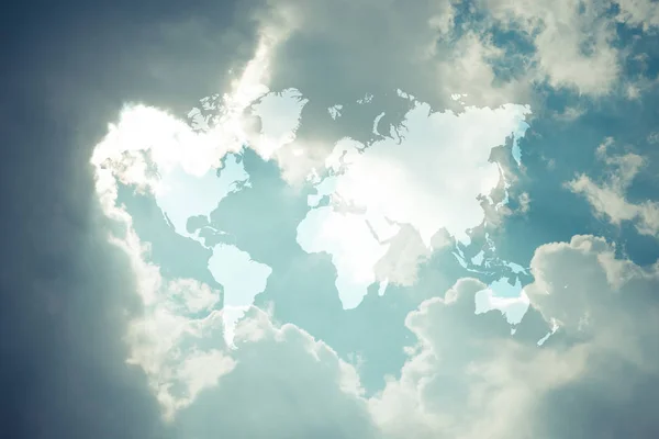 Nuvem céu azul com mapa do mundo, processo em estilo vintage — Fotografia de Stock