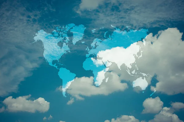 Mavi gökyüzü bulut ile Dünya Haritası, vintage tarzı sürecinde — Stok fotoğraf