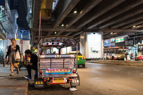 Patpong nachtmarkt met Tuktuk taxi op voetpad — Stockfoto