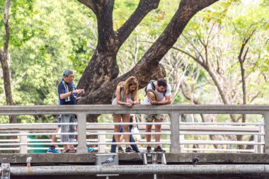 Relax için açık bir parkta geçici zevk çift