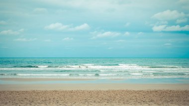 kumsal ve deniz mavi gökyüzü