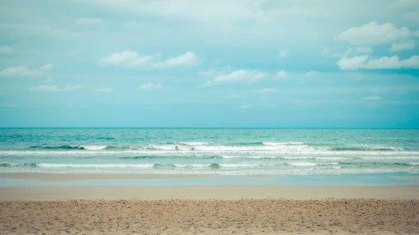 Praia e mar com céu azul — Fotografia de Stock