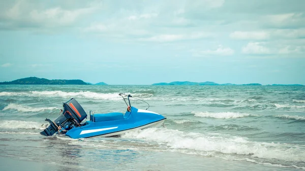 Playa y mar con cielo azul y barco scooter de agua —  Fotos de Stock