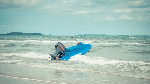 Playa y mar con cielo azul y barco scooter de agua —  Fotos de Stock