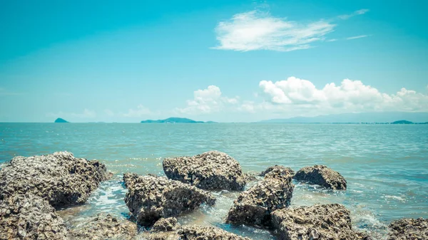 青い空とサンゴ礁の岩ビーチと海とビーチ — ストック写真