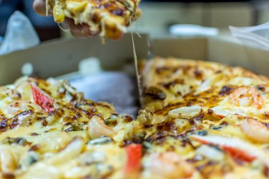 Pizza üzerinde ahşap daire kurulunda görev yapmaktadır.