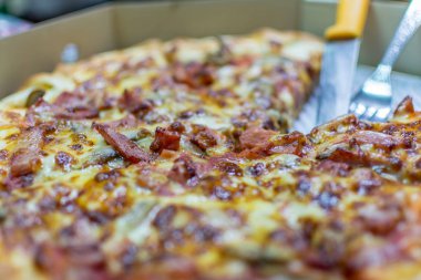 Pizza üzerinde ahşap daire kurulunda görev yapmaktadır.