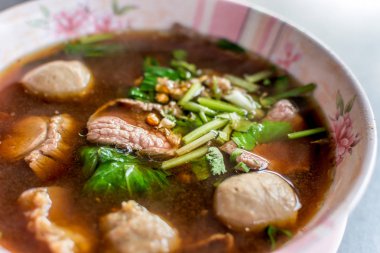 Kızarmış biftek et topları çorba güveç ile temizleyin