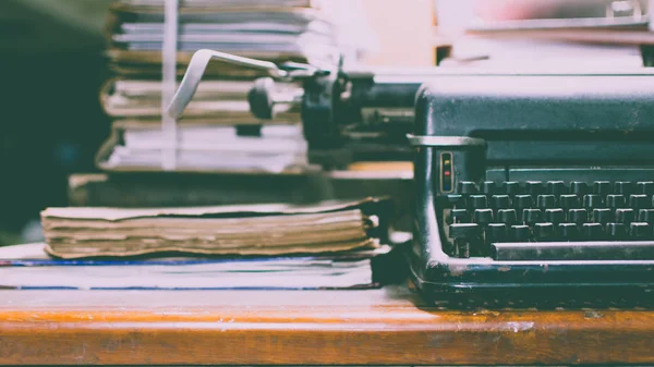 Máquina de escribir estilo vintage antiguo y documentos antiguos —  Fotos de Stock