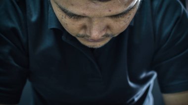 Asya adam depresyon ya da üzüntü karanlık tarzı