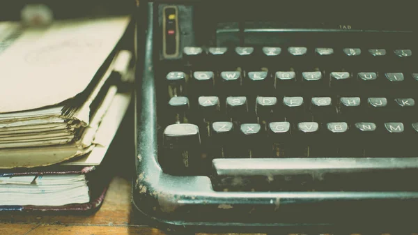 Machine à écrire style vintage antique et documents anciens — Photo