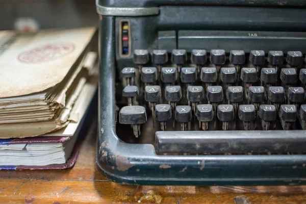 Máquina de escribir estilo vintage antiguo y documentos antiguos —  Fotos de Stock