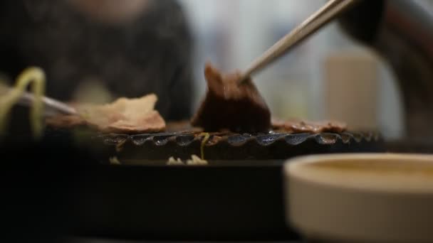 Cocción de carne cruda a la parrilla en wagyu — Vídeos de Stock