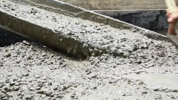Mengen van cement concreet op bouwplaats — Stockvideo