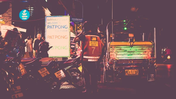 Patpong mercado nocturno con TukTuk taxi en el sendero —  Fotos de Stock