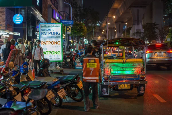 Patpong nachtmarkt met Tuktuk taxi op voetpad — Stockfoto