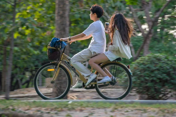 Gente en bicicleta en el parque para hacer ejercicio —  Fotos de Stock