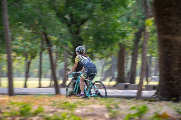 Personer cykling cykel i park för motion — Stockfoto