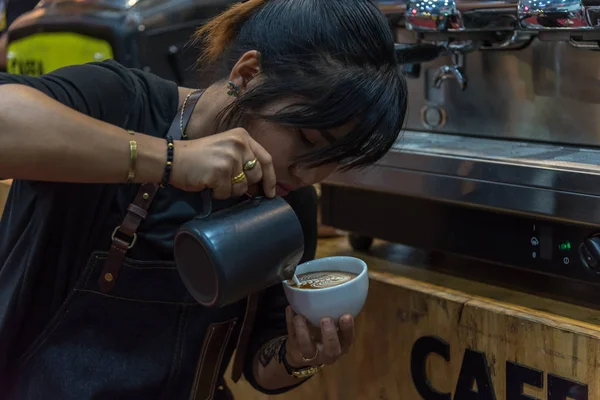Barista verter espuma de café con leche hacer arte café con leche —  Fotos de Stock