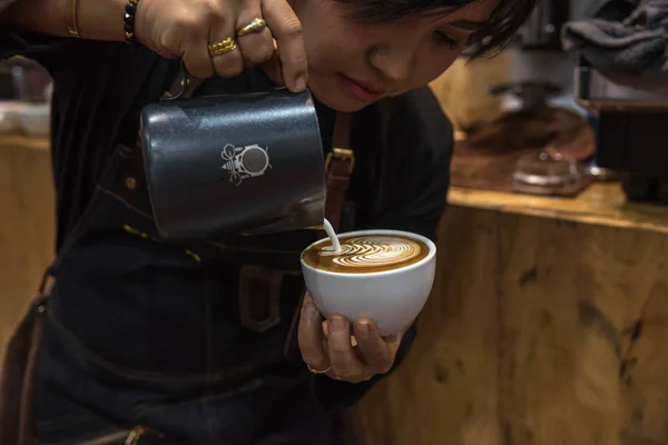 Barista odlewania latte zmydlać zrobić kawę latte art — Zdjęcie stockowe