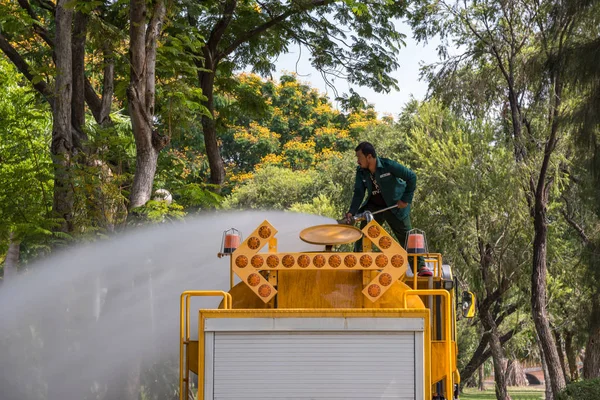 Riego del césped por camión cisterna de agua — Foto de Stock