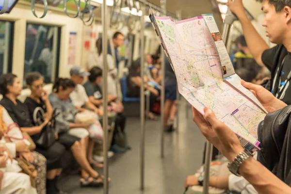 MRT tunneltåg, turist ser läge på karta — Stockfoto