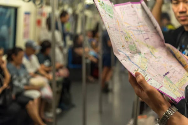 Mrt u-Bahn, Tourist sucht Lage auf Karte — Stockfoto