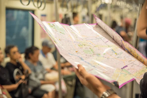 Mrt u-Bahn, Tourist sucht Lage auf Karte — Stockfoto