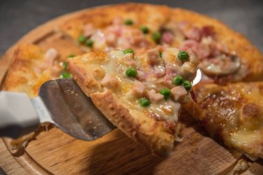 Pizza üzerinde ahşap daire kurulunda görev yapmaktadır.