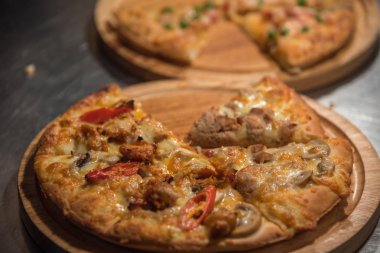 Pizza üzerinde ahşap daire kurulunda görev yapmaktadır.