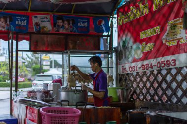 Yemek tavuk çorbası ile haşlanmış pirinç aşçı