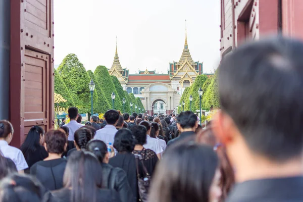 人支付和尊重向泰国国王普密蓬 — 图库照片