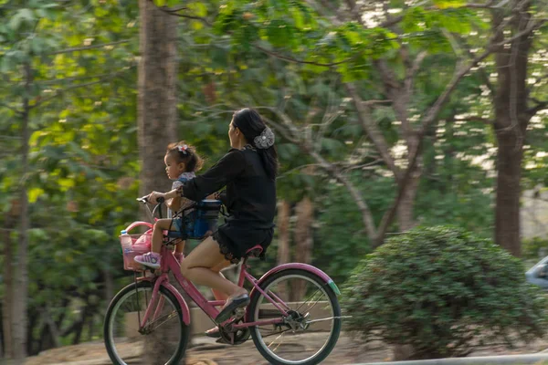 Personer cykling cykel i park för motion — Stockfoto