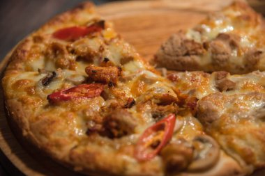 Pizza üzerinde ahşap daire kurulunda görev yapmaktadır.