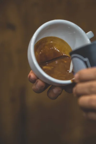 Barista verter espuma de café con leche hacer arte café con leche —  Fotos de Stock