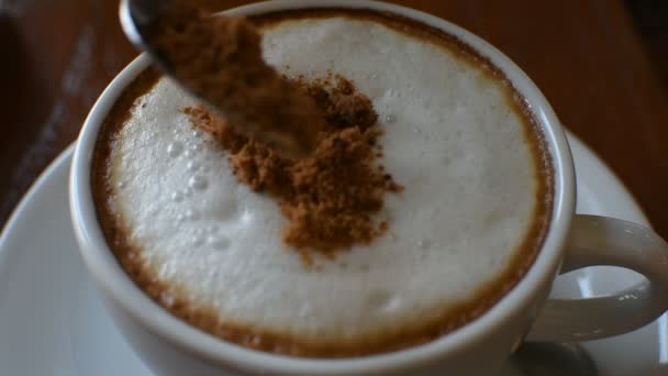 Roter Zucker in heißen Kaffee gießen — Stockvideo